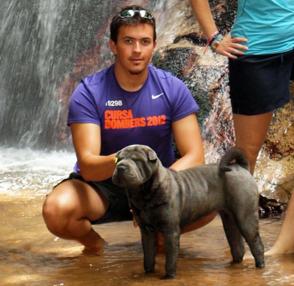 Blai Llobet con un Shar Pei negro en una fotografía de los comienzos